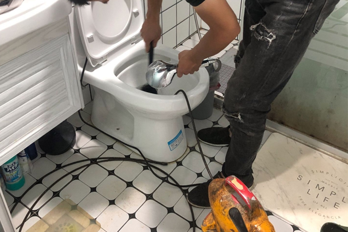 镇宁马桶堵塞自己疏通还是找师傅?专业上门服务让你省时更省心